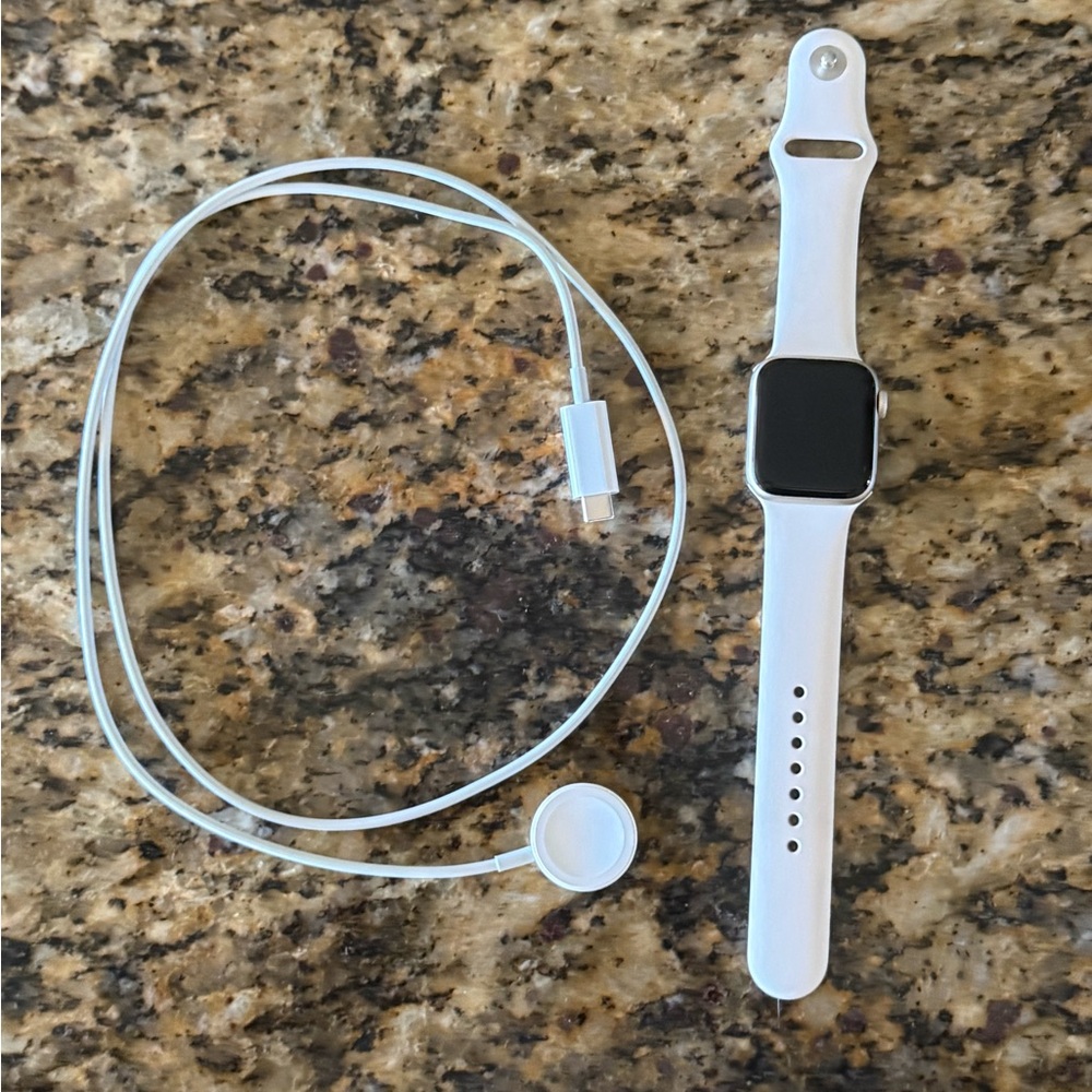 Apple Watch SE (2nd Gen) 40mm Starlight Aluminum, Excellent Condition + Charger - Picture 2 of 12